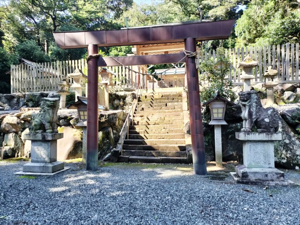 鳥居の奥に見えるのは拝殿で本殿ではない