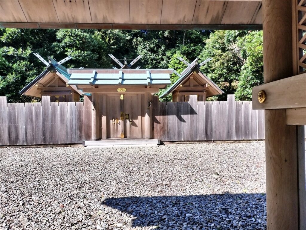 拝殿の奥にようやく本殿3座がある