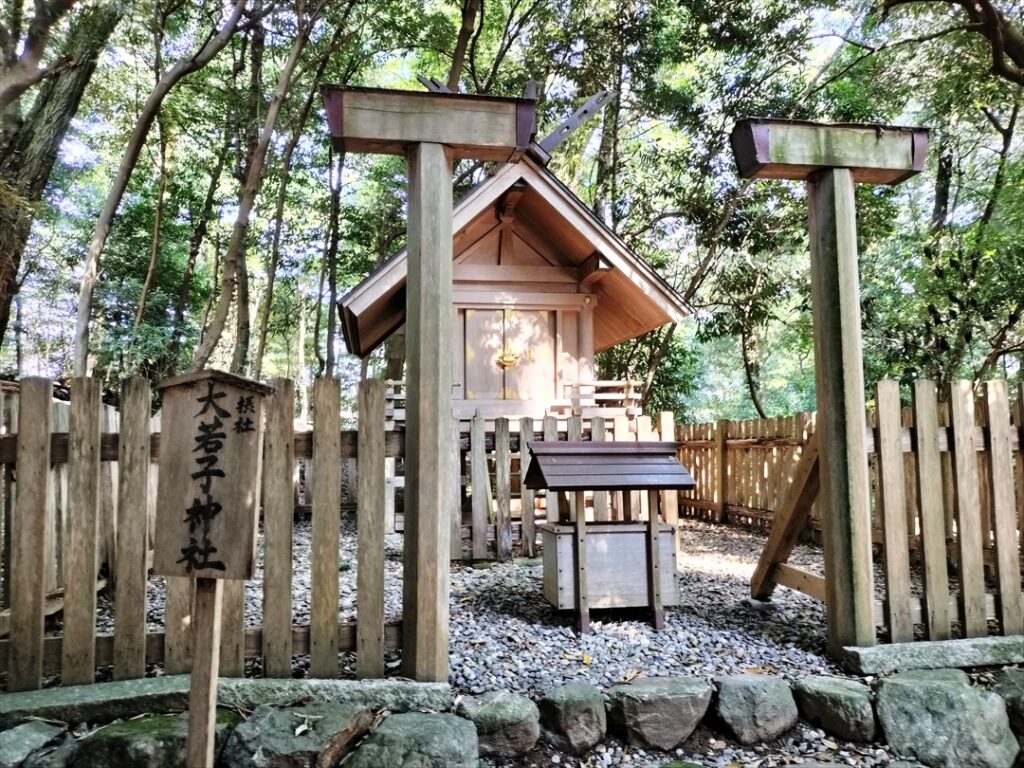 特徴のある鳥居の摂社・大若子神社は荒魂に祈らせた大若子命をお祀りする