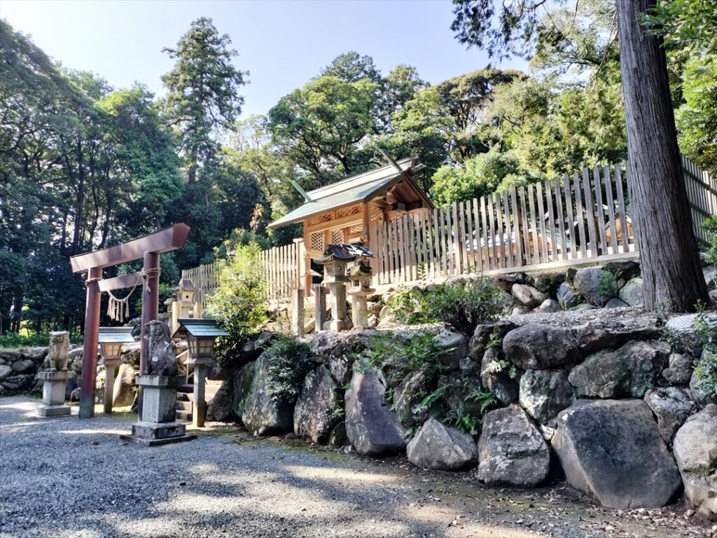 拝殿と本殿は一段上にあるので参道から直接目にすることはできない