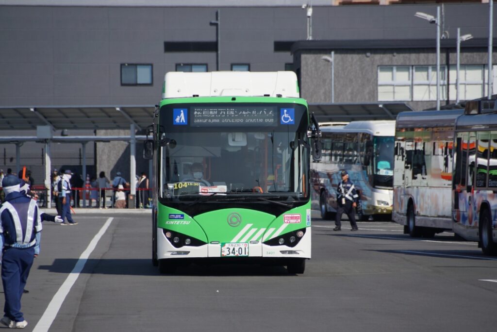 桜島駅シャトルバスの運用に入る近鉄バス