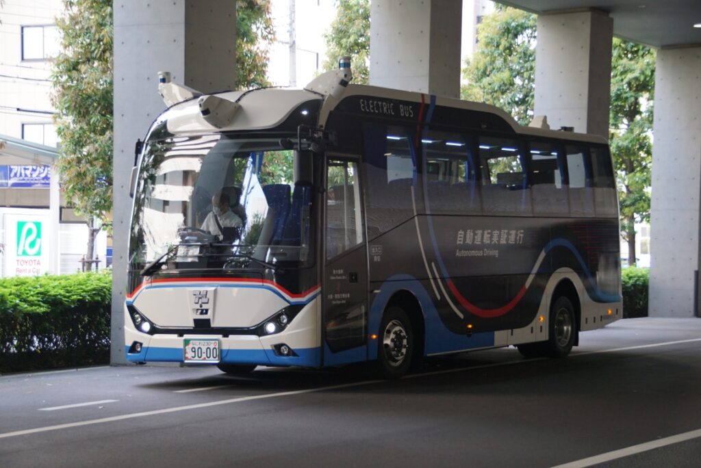 新大阪から運行された阪急観光バスの自動運転車