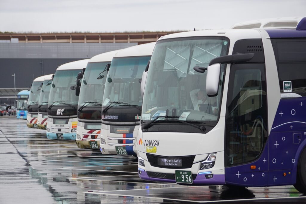 各方面から各社のバスが出発待機をしていた