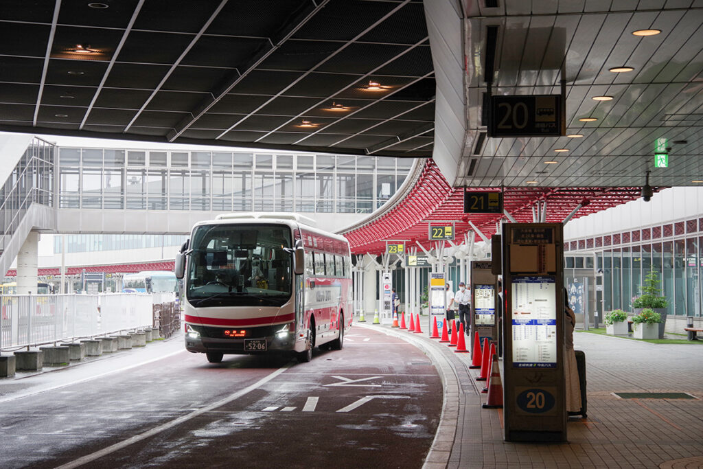 新千歳空港バス乗り場から北海道中央バスによる札幌行きの空港連絡バスが出発