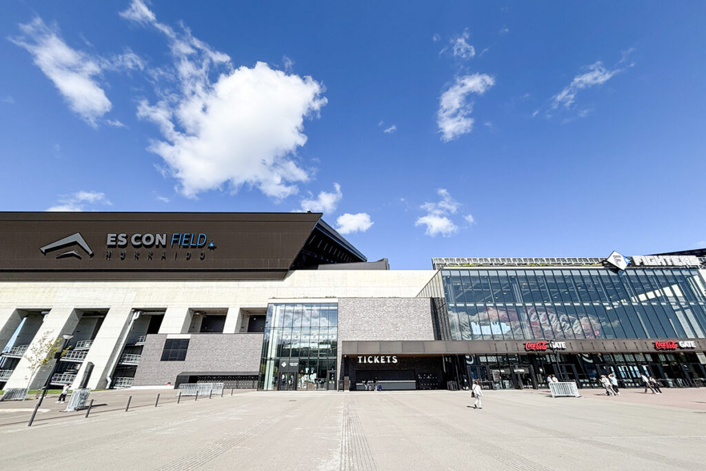 スケール感がバグるエスコン玄関口。試合のない日は外野エリアを無料開放している