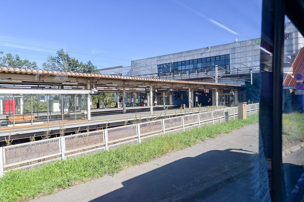 JR南千歳駅前の隣を通過