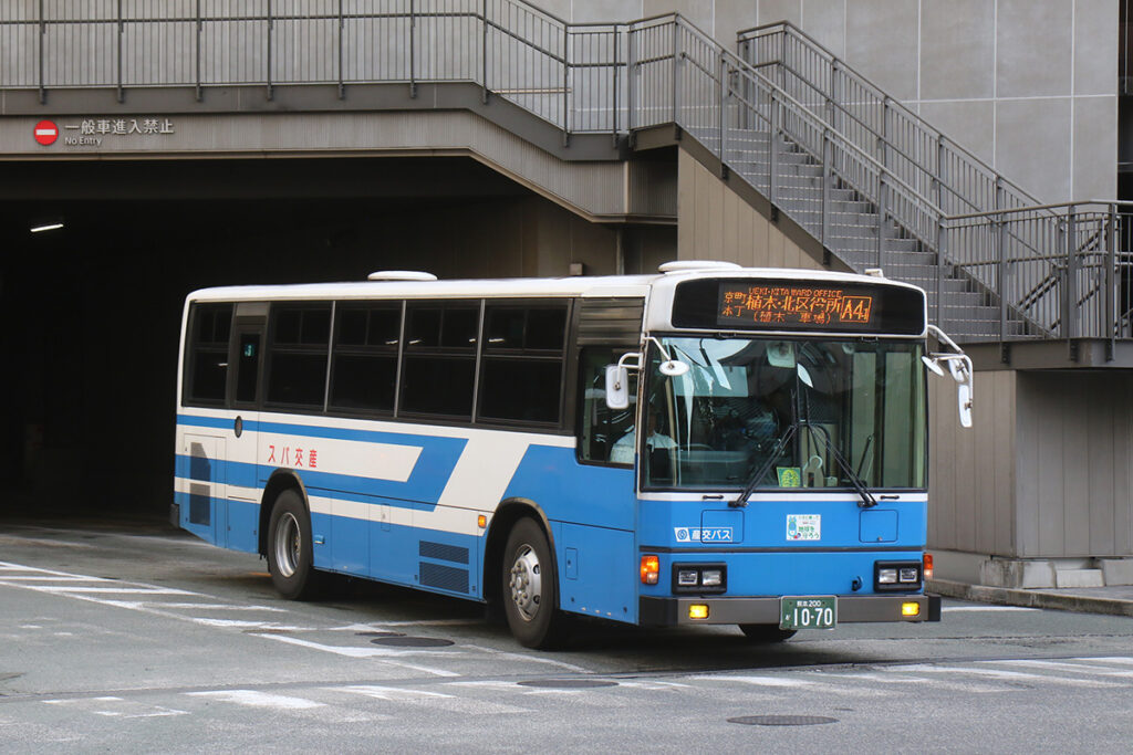 これも徐々に珍しくなってきた日野ブルーリボンは元大阪市交通局