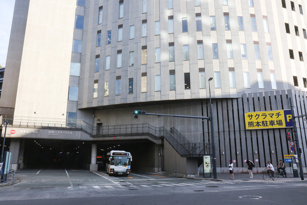 熊本桜町バスターミナル。オフィスビルや商業施設、駐車場などが入居する複合商業施設で九州産交ランドマークが運営する