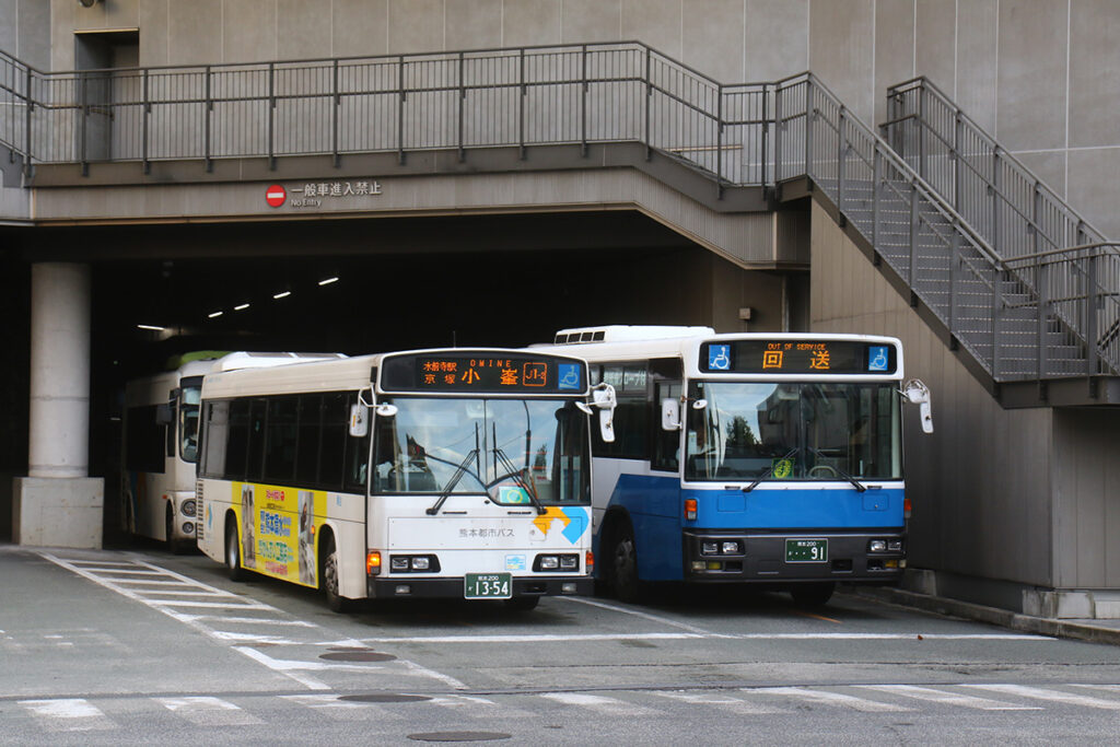 熊本都市バスの日野レインボーHR（左）と産交バスのKL-LV280＋西工（右）