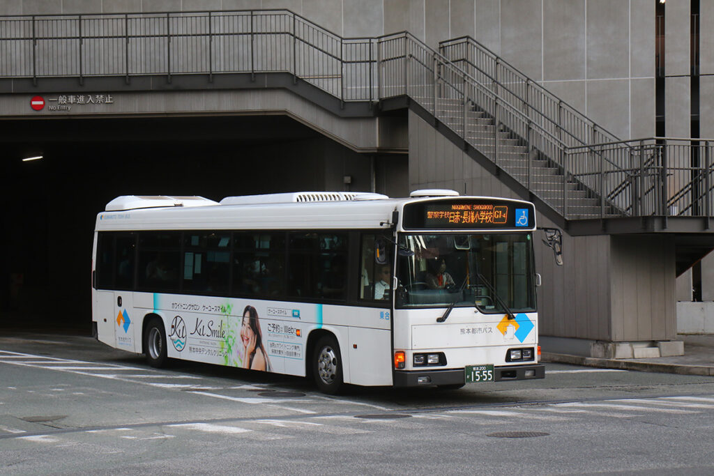 熊本都市バスの日野レインボーHR。この車両は東急バス弦巻営業所から移籍してきた車両