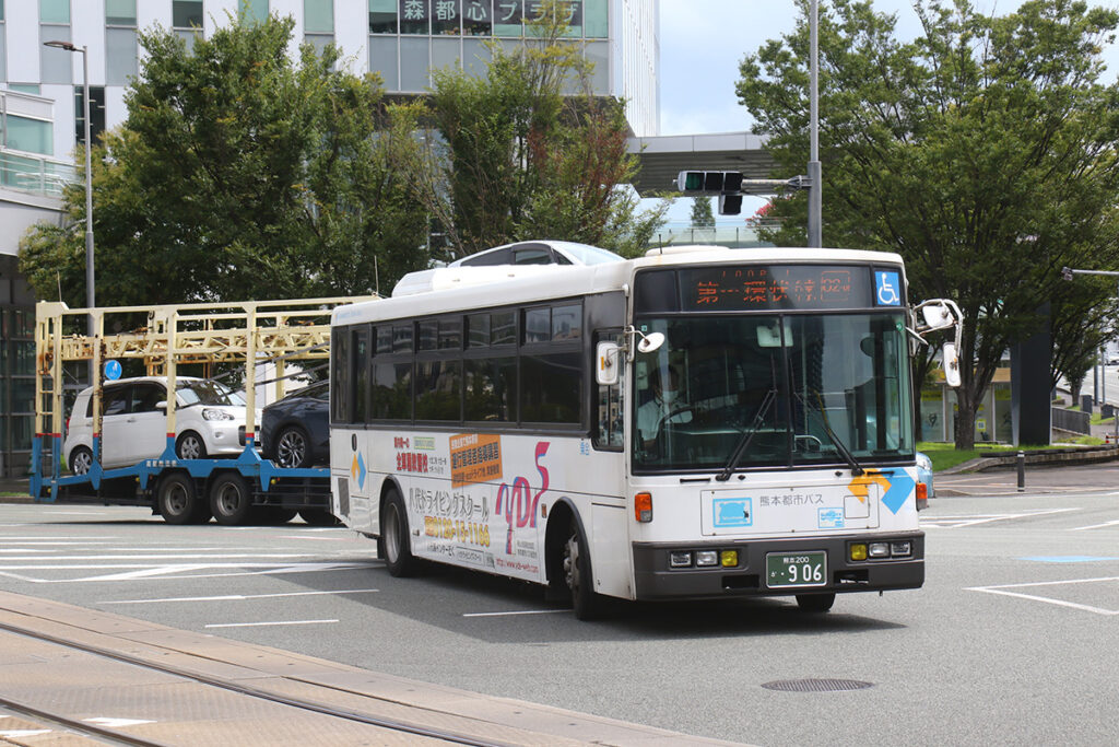 富士重工8Eのワンステップ中型ロング車は京王からの中古車