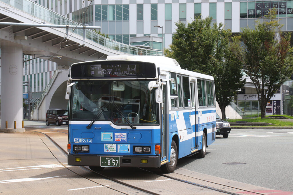 最近はなかなか見る機会が無くなった日野2代目レインボー