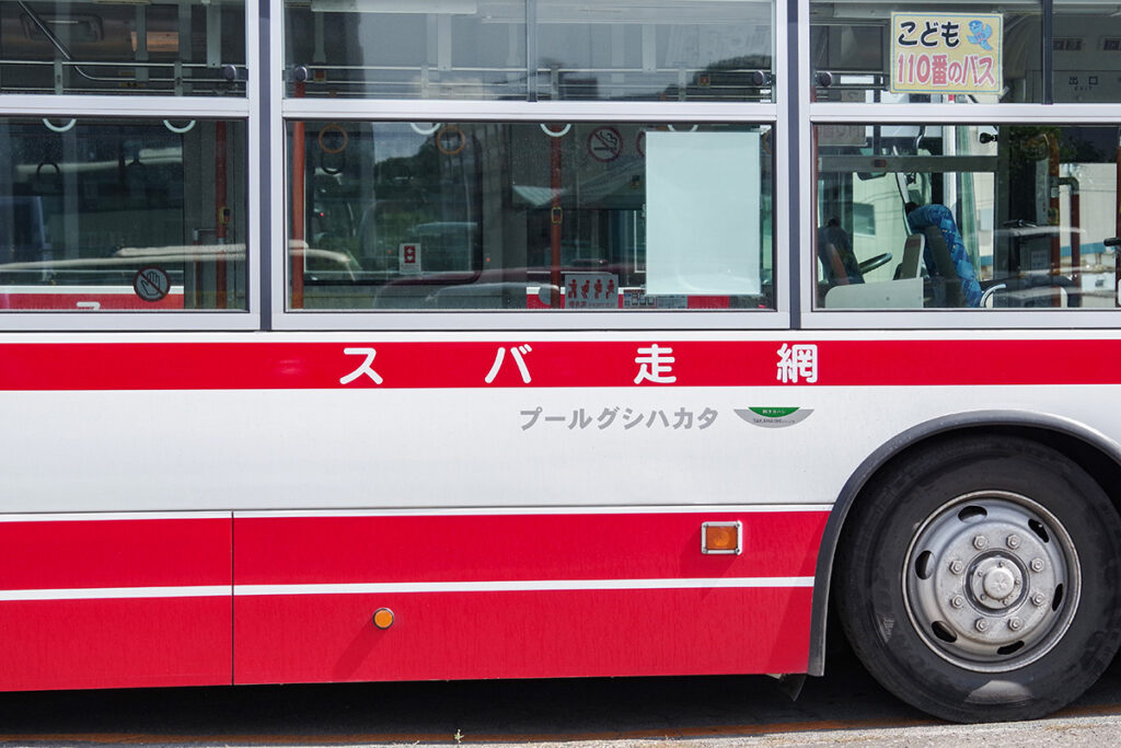 2025年現在も名鉄グループの名残を車体色に残す