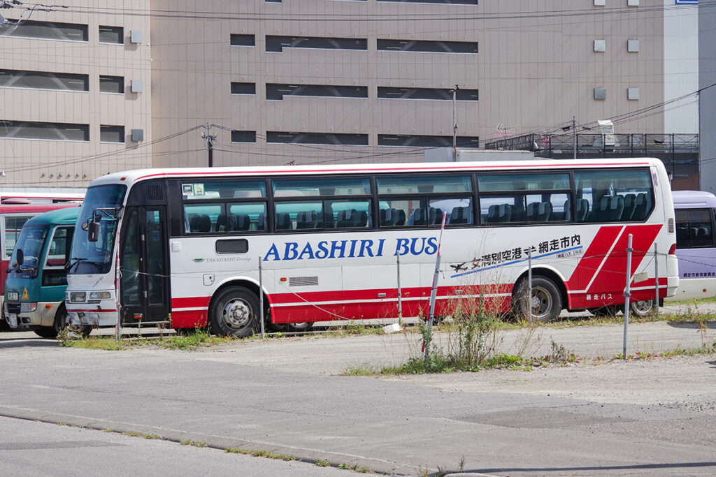 網走バスの高速車にも、少し昔の名鉄高速バスカラーに塗られた車がいる