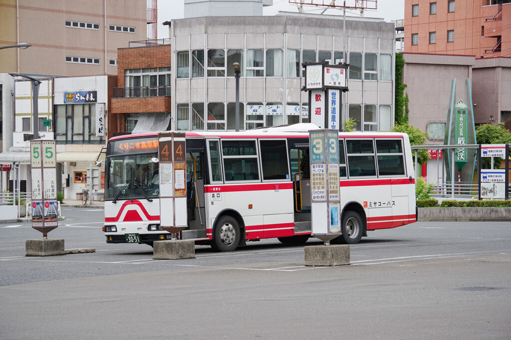 一関駅前のミヤコーバス。岩手県にも名鉄カラーが出張してくる