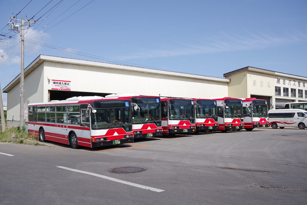 名古屋じゃないのに走ってる!?　赤と白の「名鉄バス」カラーに塗られた路線バスがアツいぜ!!