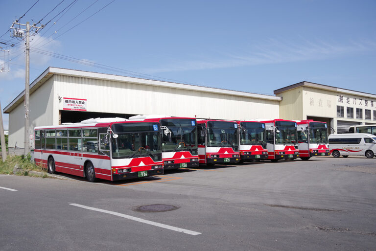 名古屋じゃないのに走ってる!?　赤と白の「名鉄バス」カラーに塗られた路線バスがアツいぜ!!