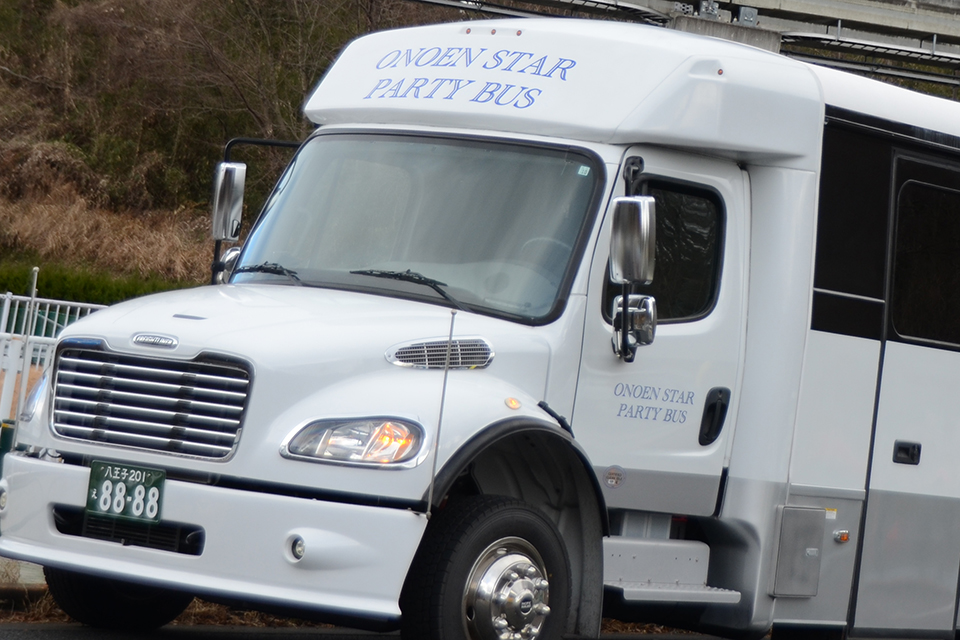ONOENSTAR PARTY BUSとは何者だ!?　その正体は11m級のボンネットバスだった!!