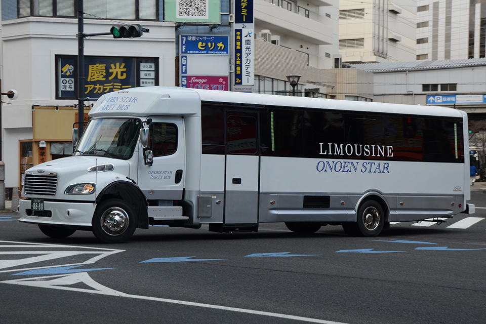 ベンツの米トラックブランド、フレイトライナーの車両をベースとしたボンネットバス。長いオーバーハングもそれほど負担になっていない