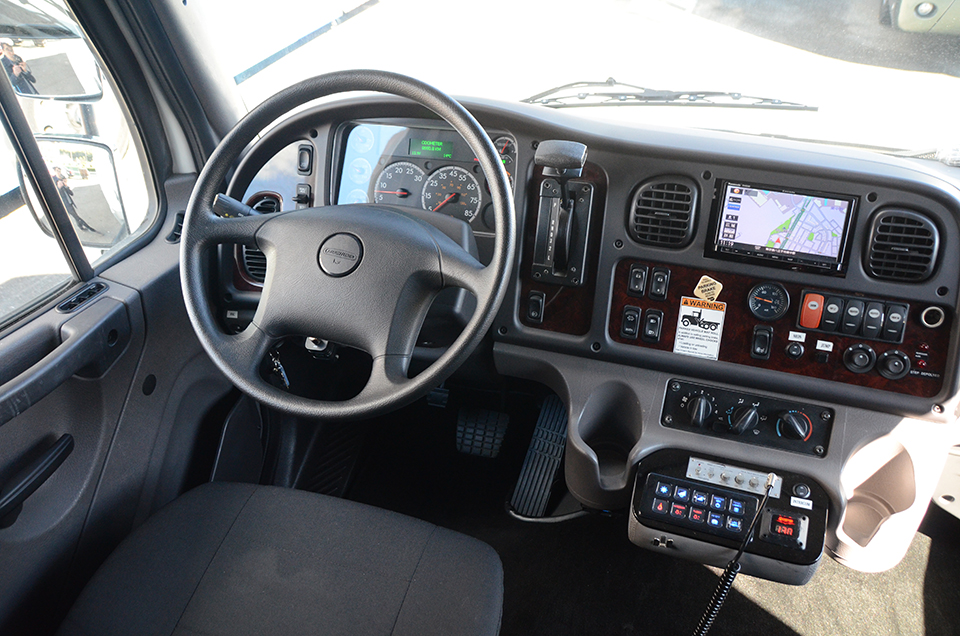 アメリカ製なのでハンドルは左。バスよりは乗用車ライクなムードの運転台だ