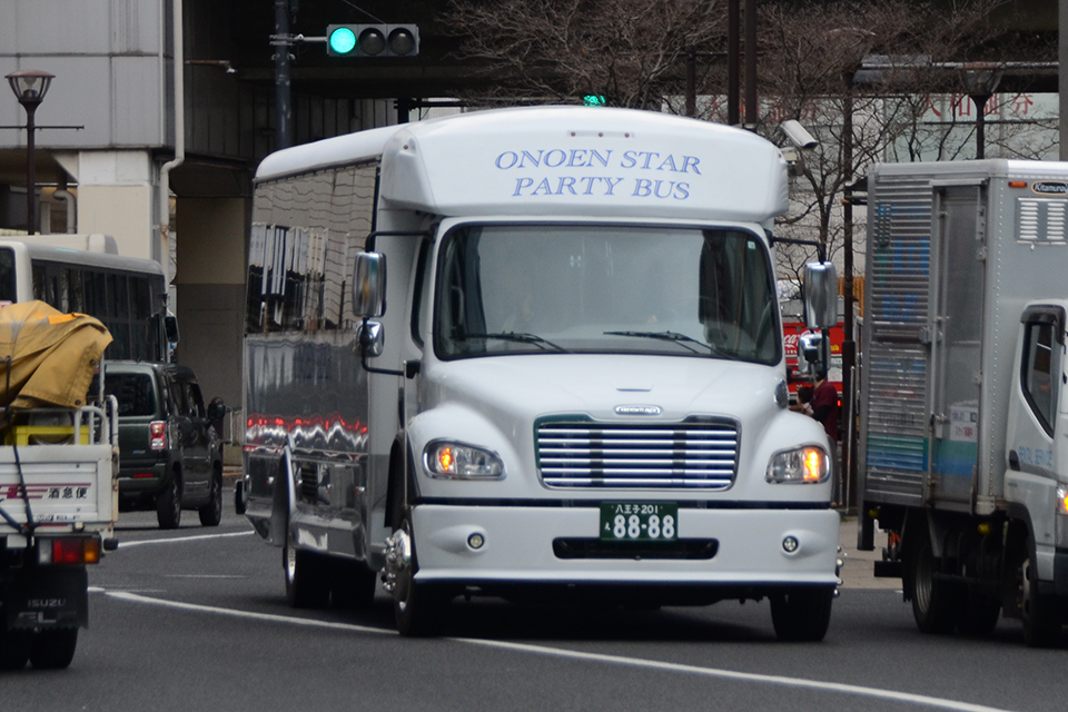 全長11mのボンネットバスながら、駐車車両が続く路地も小回り性能を発揮してスーッと抜けていく