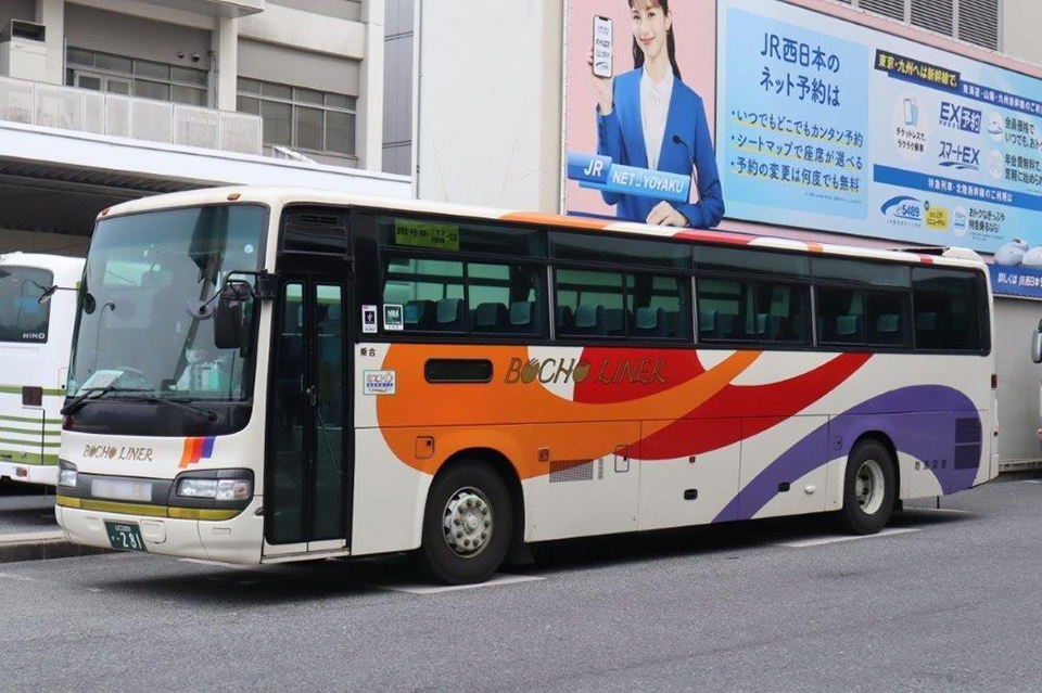 防長交通の防長ライナー。車両は日野 セレガR