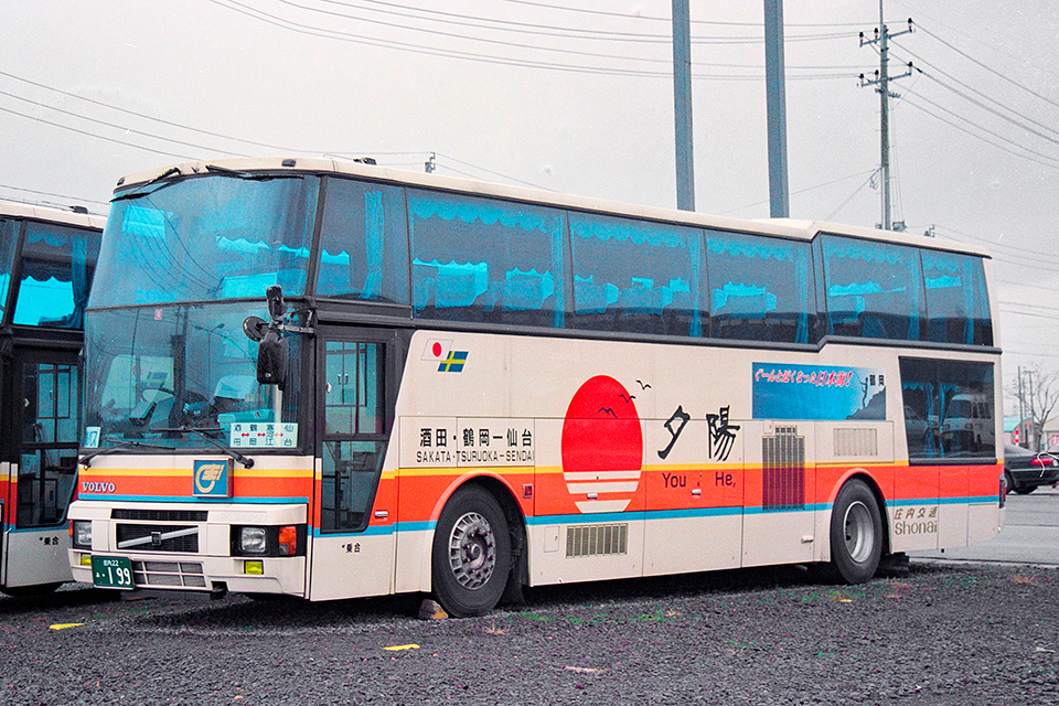 ボルボ P-B10M　同社高速バスの一世を風靡したボルボ・アステローペで、車体は富士重工製。ミッドシップエンジンを採用し、後部1階はフリースペースのサロン室とされた。高速バスは「夕陽号」の統一ブランドとされた