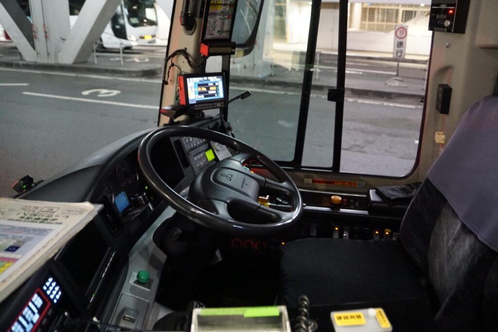 ハンドルを握るという表現がぴったりのバスのハンドル