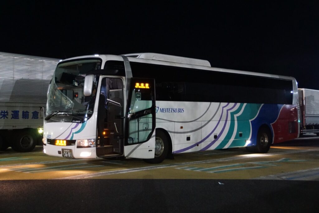 降車休憩中の名鉄バス