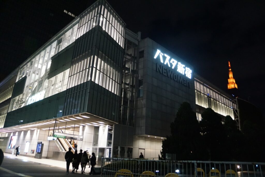 まだ暗いバスタ新宿からは到着客が続々と吐き出される