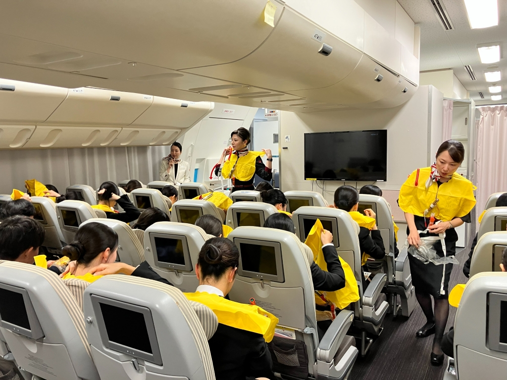 救命胴衣膨張させます！（実際の航空機内では膨らませないでください！）