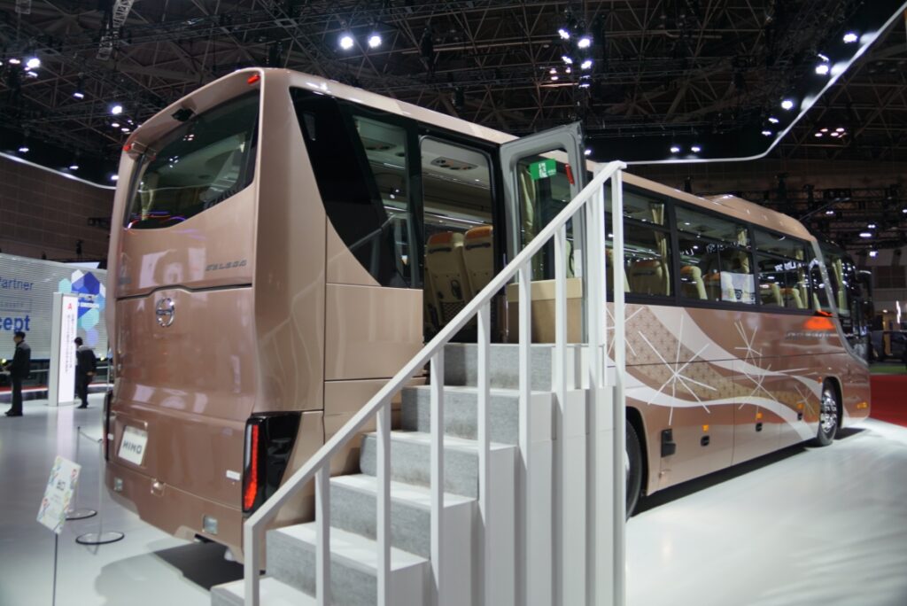 見学は前扉から非常口への一方通行！