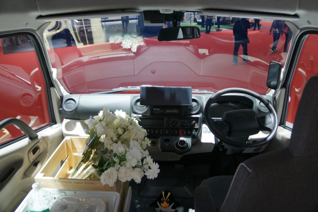 基本はトラックからの改造なのでバスとは言い難い?