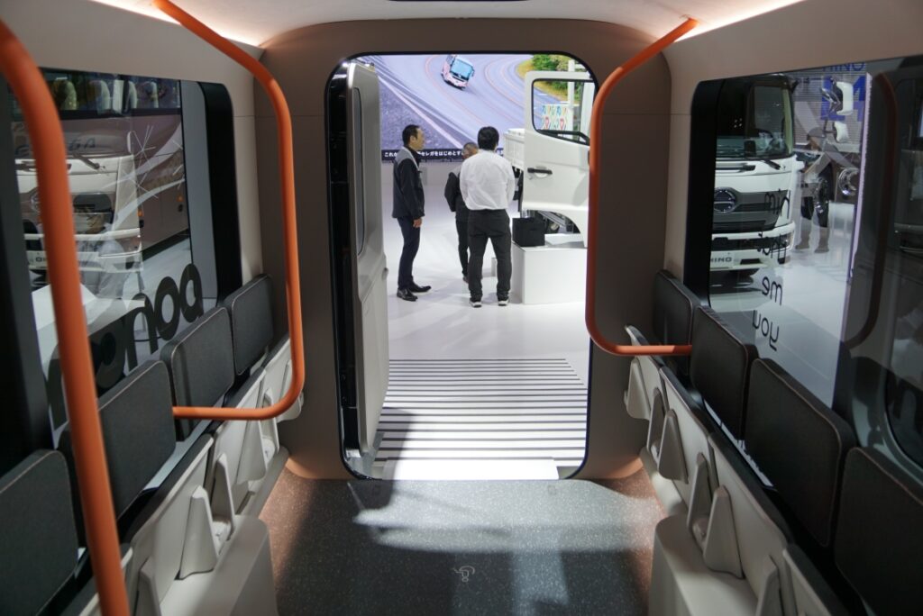 トラックのシャシーを最大限活用した室内