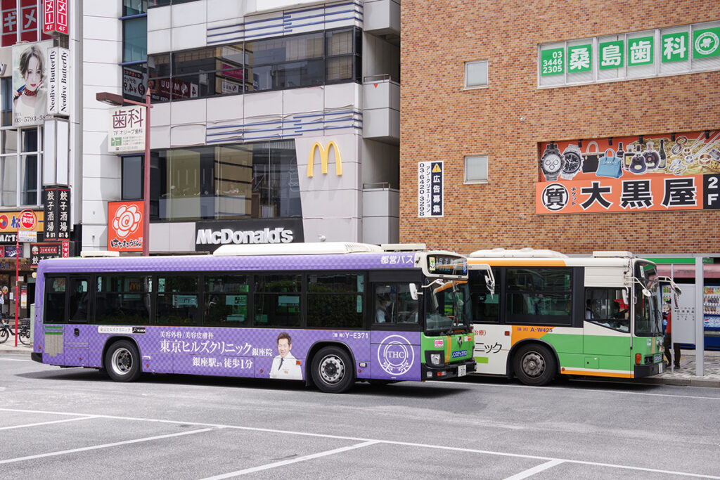 グリーンが目印の都営バスにも広告ラッピング車がいる