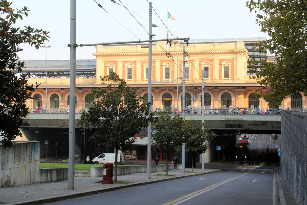 二層構造となったパルマ駅。かつての駅前広場は掘削され、地下バスターミナルへのアプローチとなった