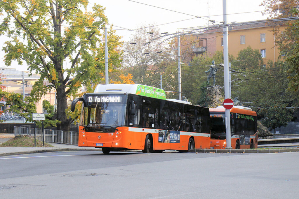地下バスターミナルから出発する路線バス