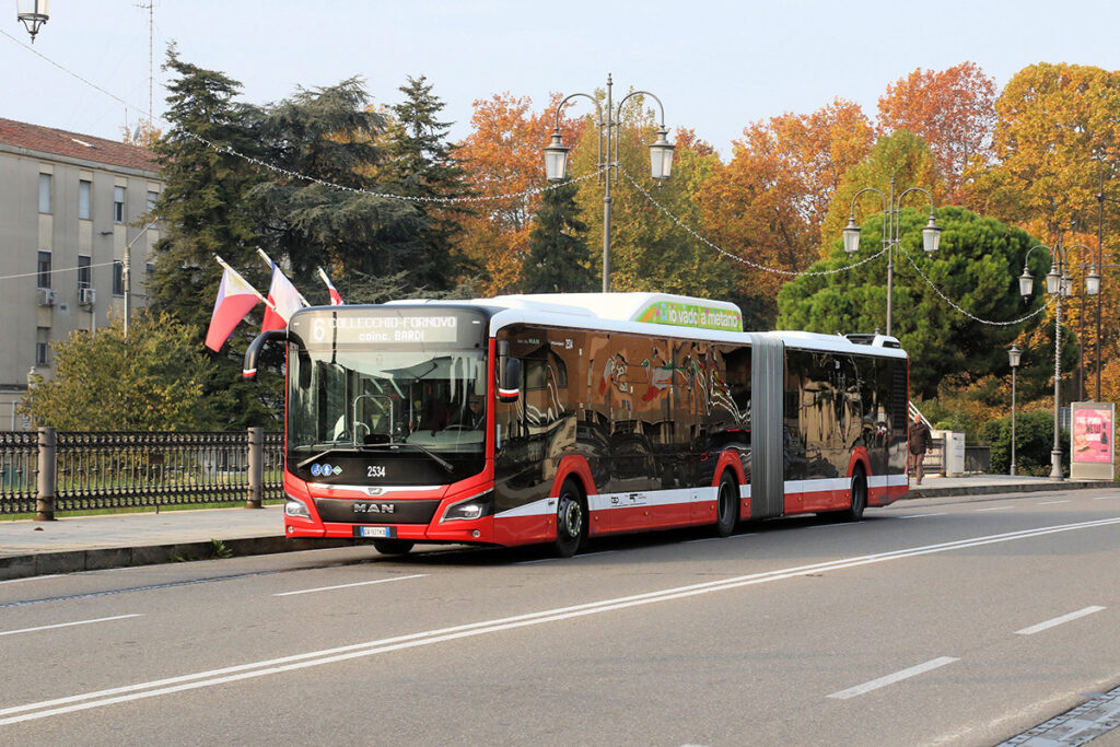 ドイツ、マン製の連節車。新しい車両は赤白の塗装を纏っている