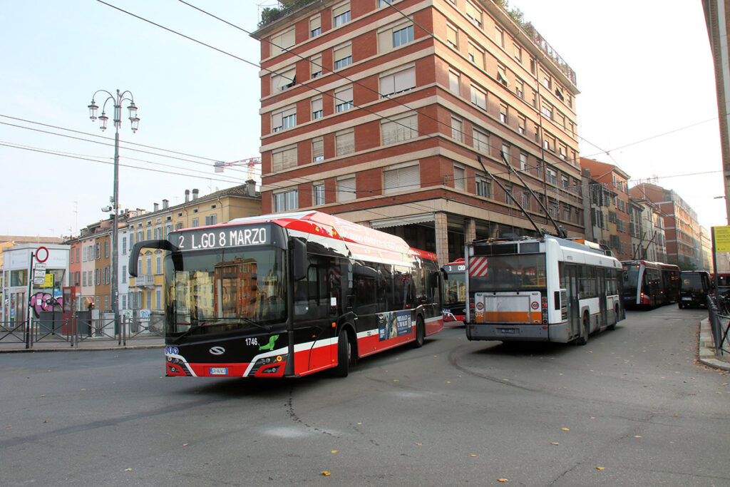 パルマ市の繁華街、レプッブリカ通りはバスが次々とやって来る