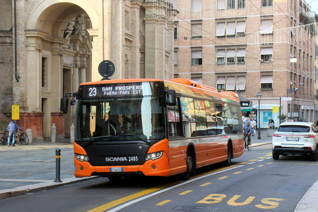 イタリアでは比較的珍しいスカニアのバスも活躍
