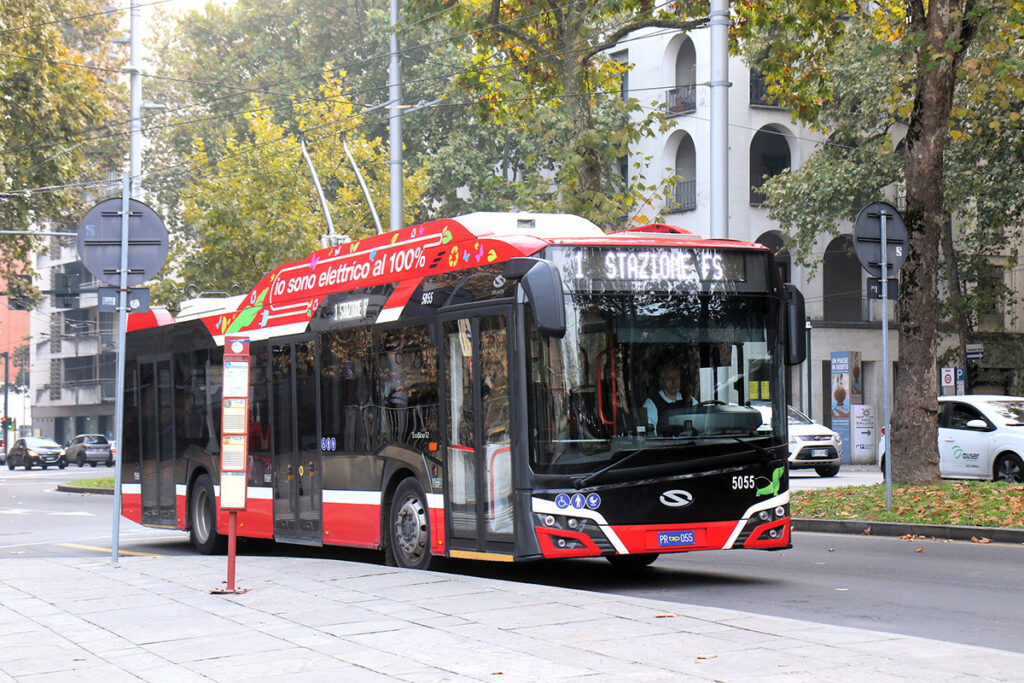 駅構内から外れた場所に停車する1番のトロリーバス