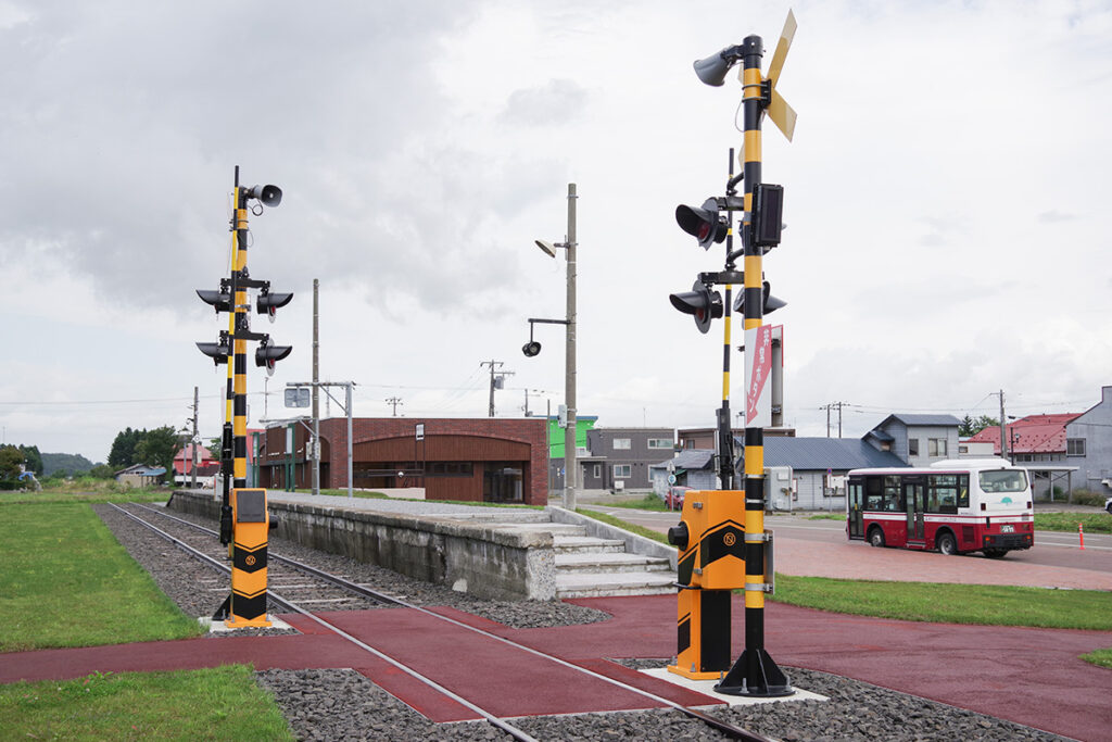 記念公園に整備された浦臼駅跡。バス停名称は「えみる」