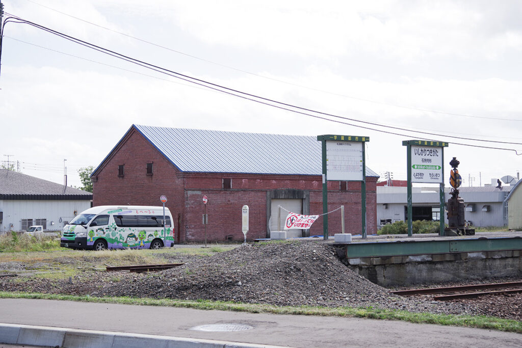 バスの乗り換えポイントになっている石狩月形駅跡。2025年9月現在の様子