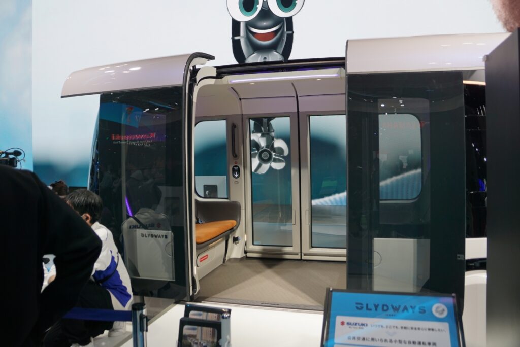 空港輸送前提ならばこれだけ広いと荷物の心配もいらない