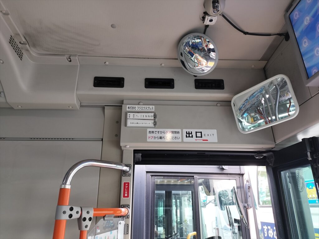 ドライブレコーダーは車外だけではなく車内にも設置されておりカスタマーハラスメントの証拠としても使用される