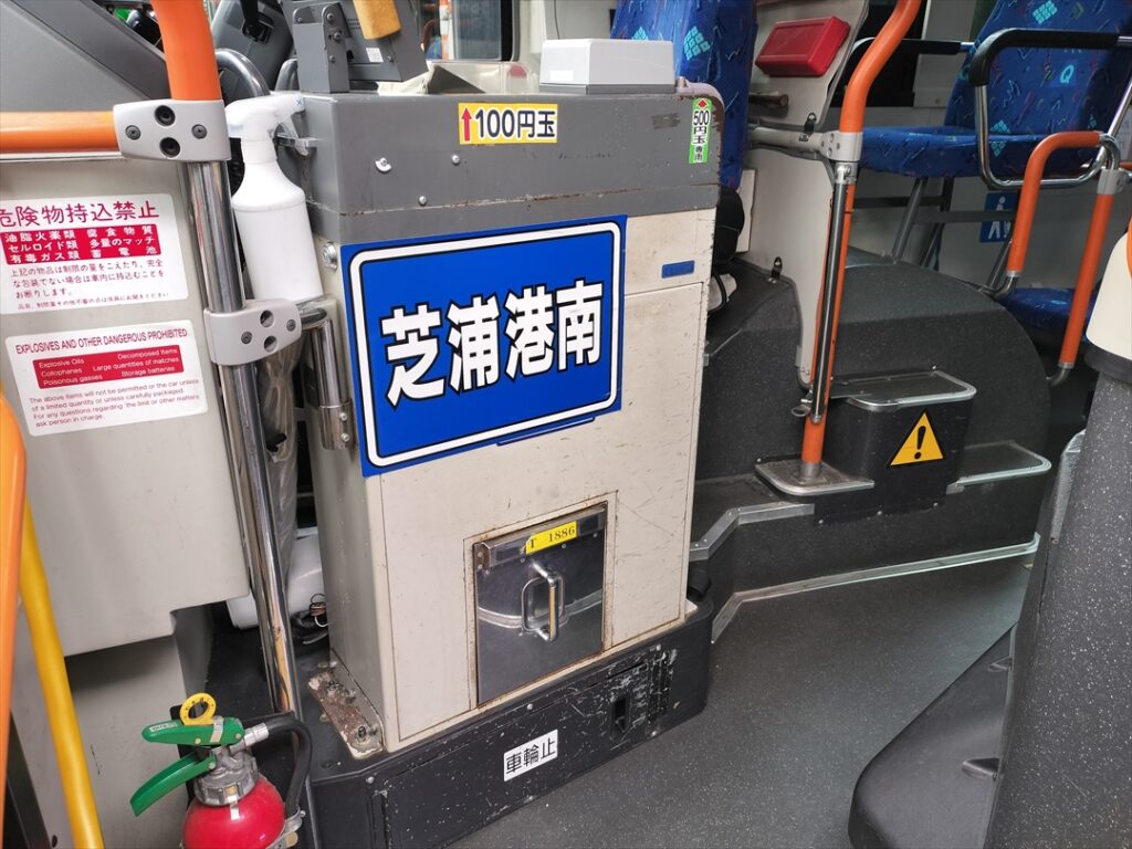 誤乗防止用のルートプレートと金庫をセットして運行前点検を行う