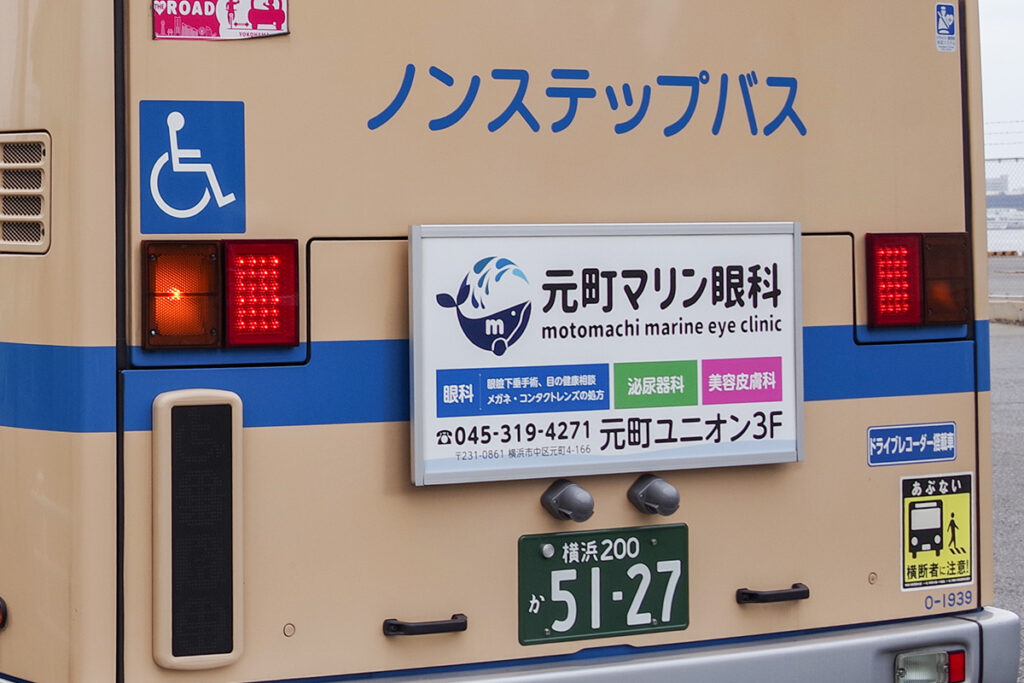 最近の一般的な大型路線車でよく見られるブレーキランプとウインカー