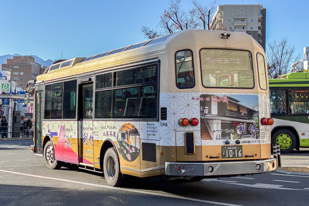 中型路線車をベースにレトロ調装飾を施した、山梨交通所属の1台。箱根登山バスの観光路線時代の意匠がそのまま残っている