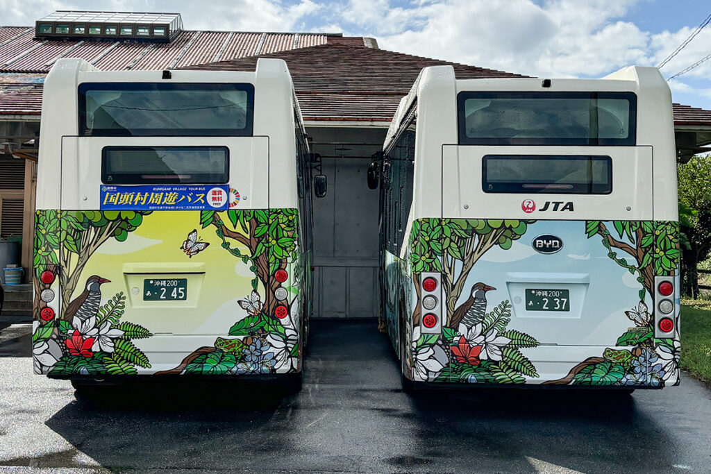 左右ともに中国BYD製の小型EV路線車