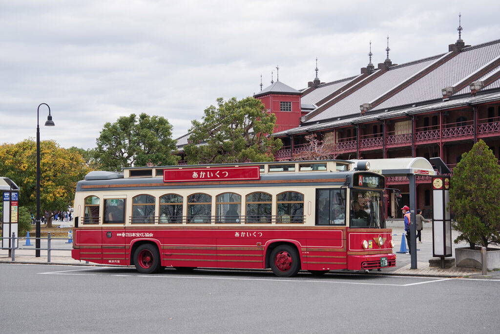 横浜ベイエリアを走る観光周遊バス「あかいくつ」